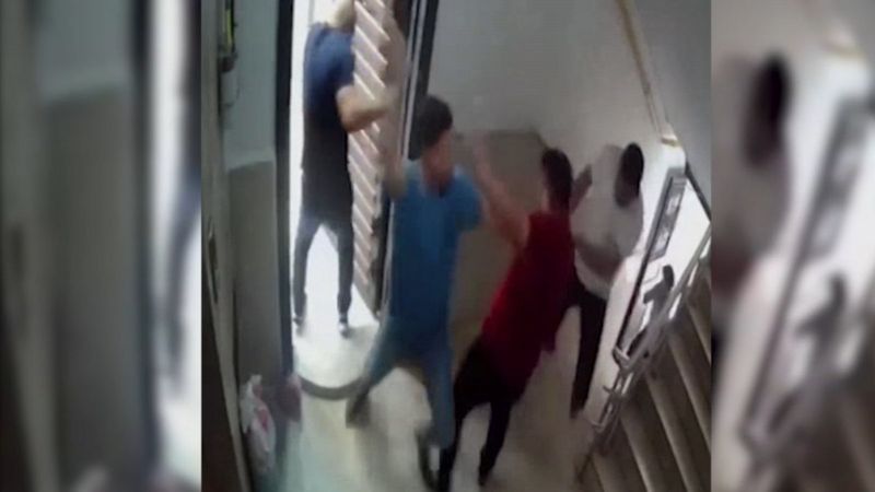 Şanlıurfa'da, apartmanda sopalı saldırı anları kamerada