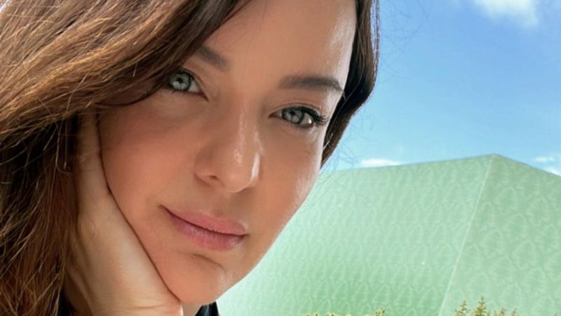 Gelinim Mutfakta sunucusu Nursel Ergin dekolteli pozları ve masmavi gözleriyle nefes kesti! 'Bu nasıl güzellik