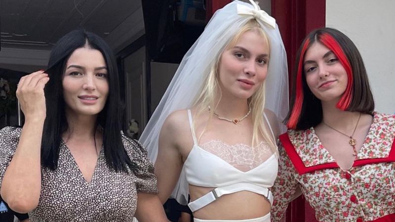 Aleyna Tilki'nin annesi mini elbisesiyle boğaza karşı... 'Bu nasıl fizik böyle'