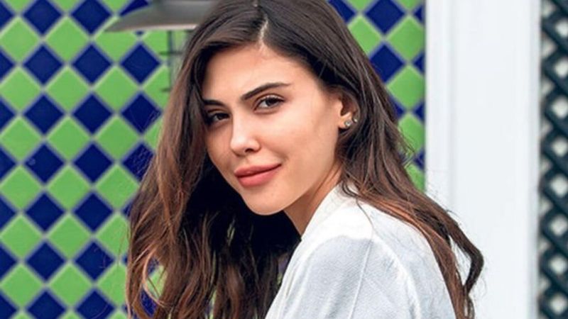 Baba'nın Elif'i Dilara Aksüyek bikinili pozlarıyla ortalığı salladı! 'Bir kırmızı, bir siyah'