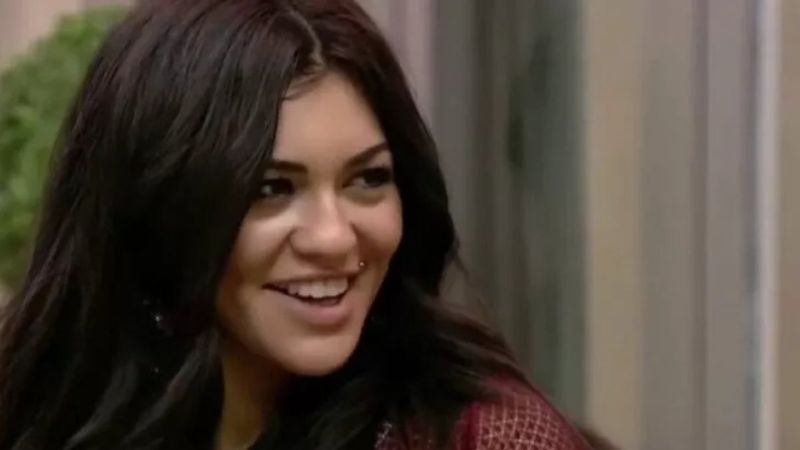 'Soyunmaya doyamadın' Kısmetse Olur'un Cansel'i mini şortuyla arabaya yaslandı! Alttan üsten frikik