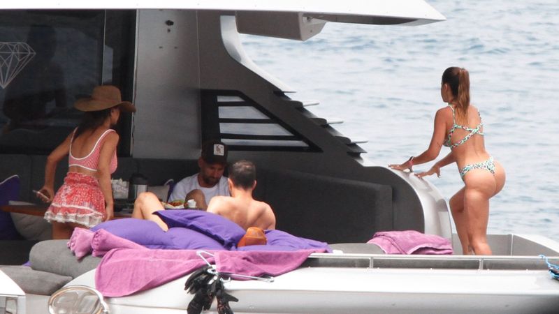 Messi ve Fabregas aileleri tat‎ilde