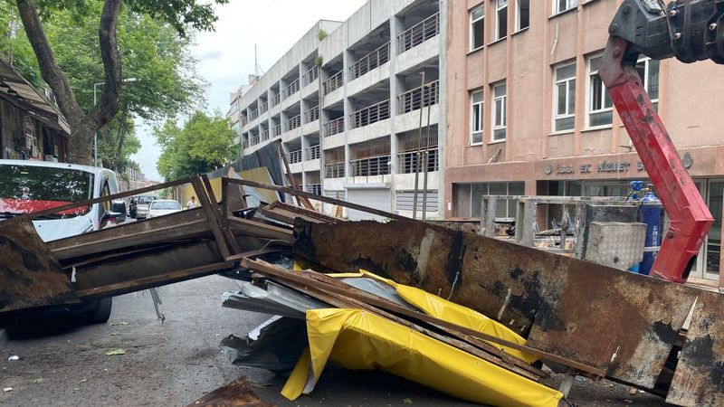 Fatih'te yıkılan binanın çatısındaki demir caddeye düştü: 1 yaralı