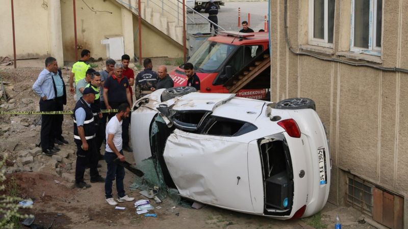Hakkari'de kontrolden çıkan otomobil belediye bahçesine uçtu