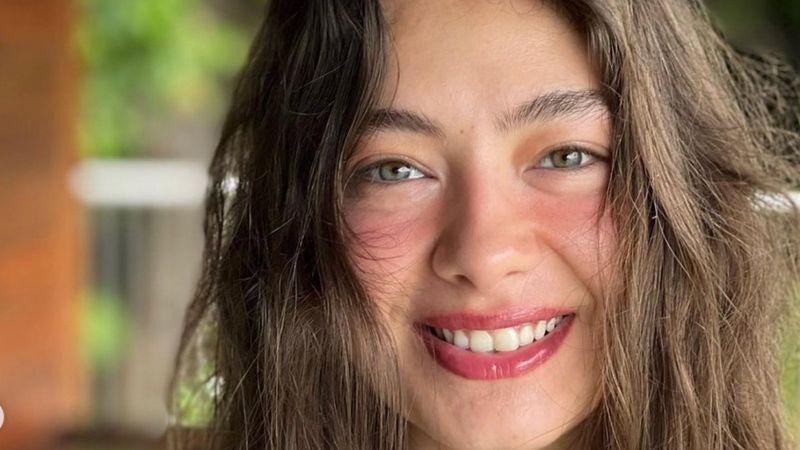 Neslihan Atagül sahalara geri döndü! Mini eteğiyle spor keyfi...