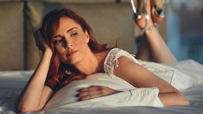 43'lük Mine Tugay'ın mini elbisesi sosyal medyayı salladı!