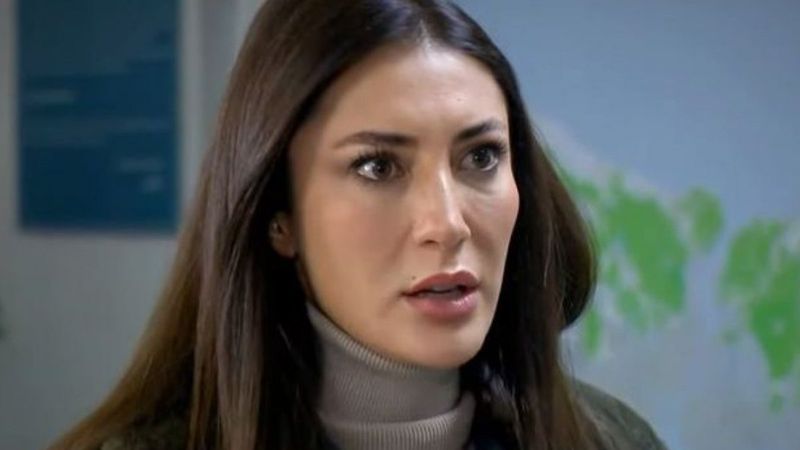 Arka Sokaklar'ın Bahar Komiser'i derin dekoltesi ve fiziğiyle kasıp kavurdu! 'Yine mi giymedin'