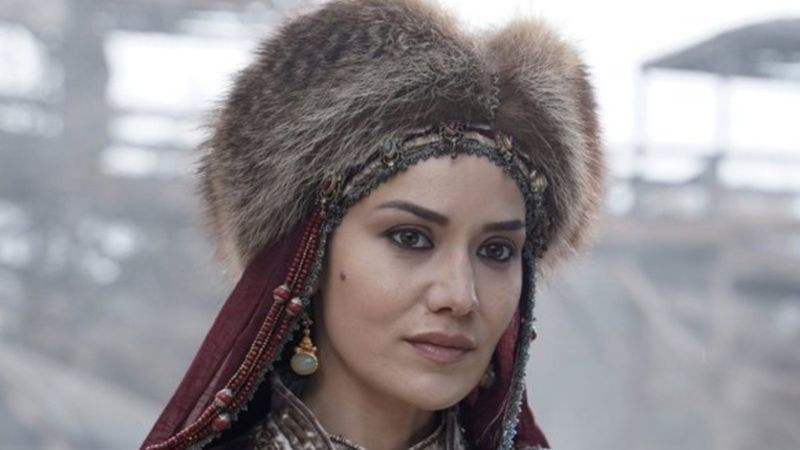 Fahriye Evcen sezonu açtı, beyaz mayosuyla teknede süzüldü! Burak Özçivit'i kıskandıracak kareler...