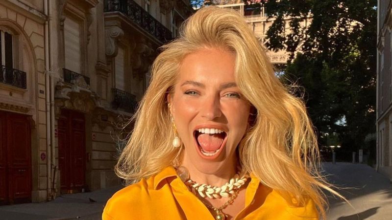 45'lik Burcu Esmersoy yatak odasında bikiniyle şov yaptı! Görenin aklını kaçıran kareler...