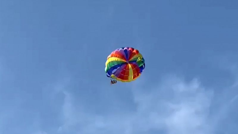 Antalya'da, Rus anne ve 2 kızı paraşütle havada asılı kaldı