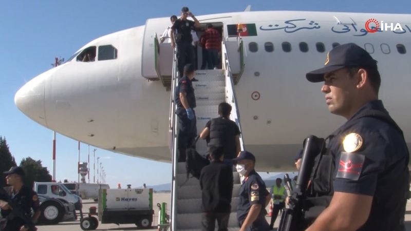 İzmir’de 226 Afgan göçmen sınır dışı edildi