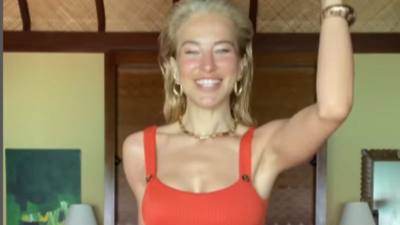 Burcu Esmersoy'dan bikini şov