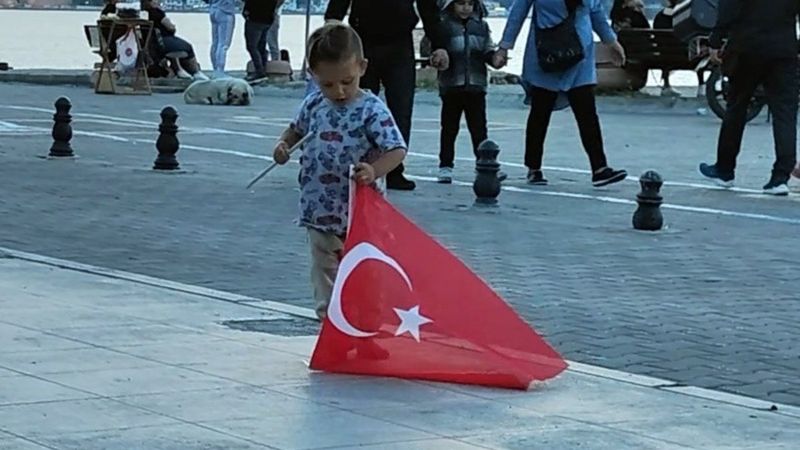 Çanakkale'de bir çocuk, yerdeki Türk bayrağını kaldırıdı