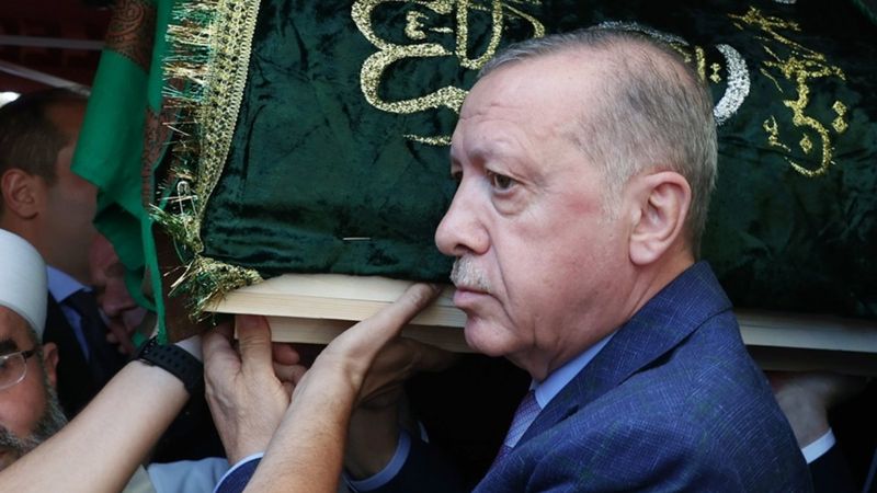 Cumhurbaşkanı Erdoğan, Mahmut Ustaosmanoğlu'nun tabutunu omuzladı
