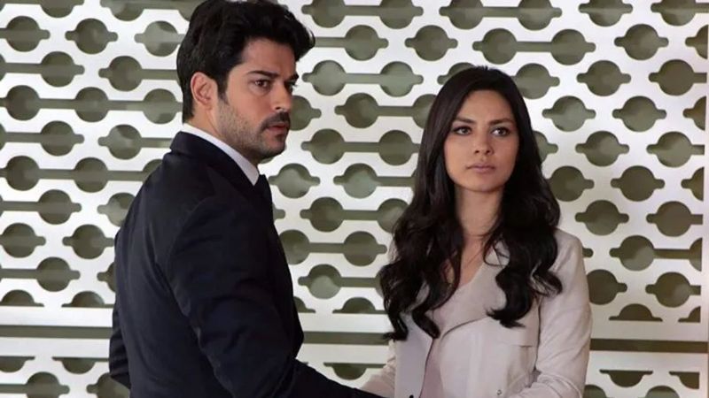 Kara Sevda'nın Zeynep'i mini eteğiyle arz-ı endam etti! 'Bu fiziğe laf eden çarpılır'