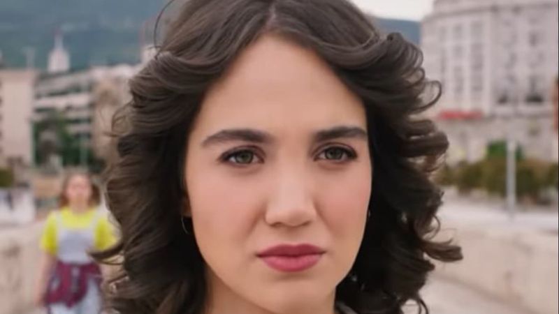 Balkan Ninnisi'nin Jovanka'sı kırmızı büstiyeri ve yeşil gözleriyle ortalığı yıktı! 'Akıllara zararsın'