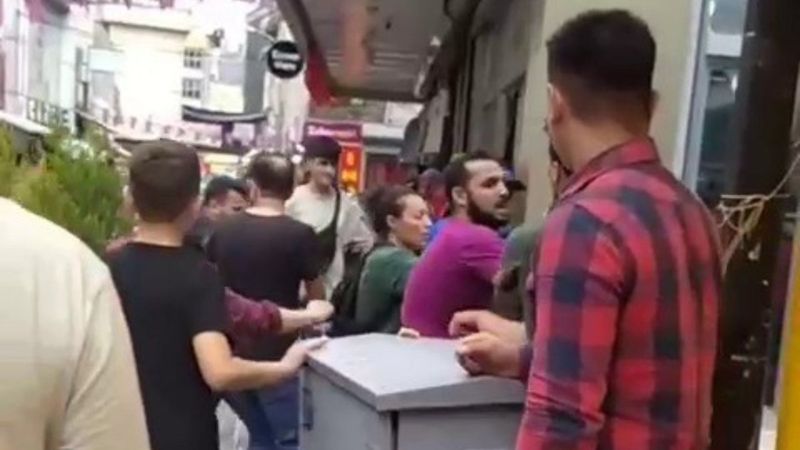 Adana'da yaşlı simitçiyi dövenleri kadın ayırmaya çalıştı