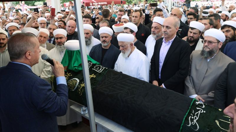 Mahmut Ustaosmanoğlu'nun tabutundaki siyah örtü dikkat çekti