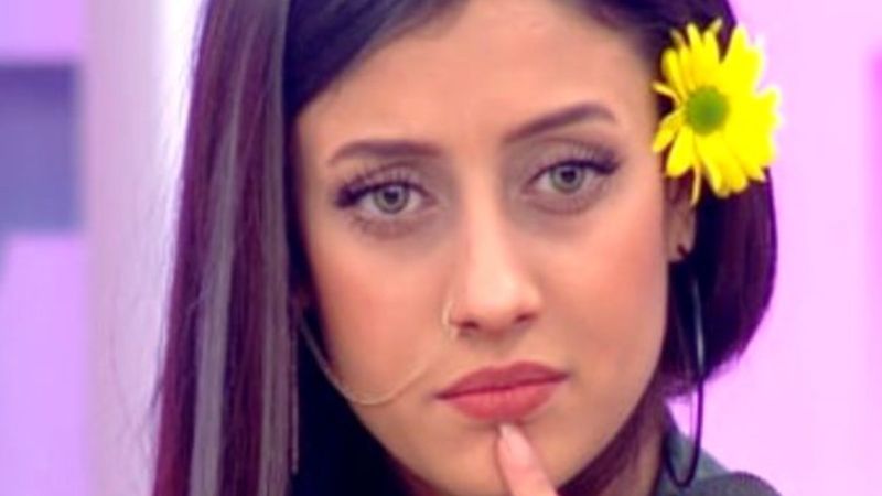 Gelin adayı Solmaz, açıldıkça açıldı! Kasığına kadar yırtmacı olay oldu...