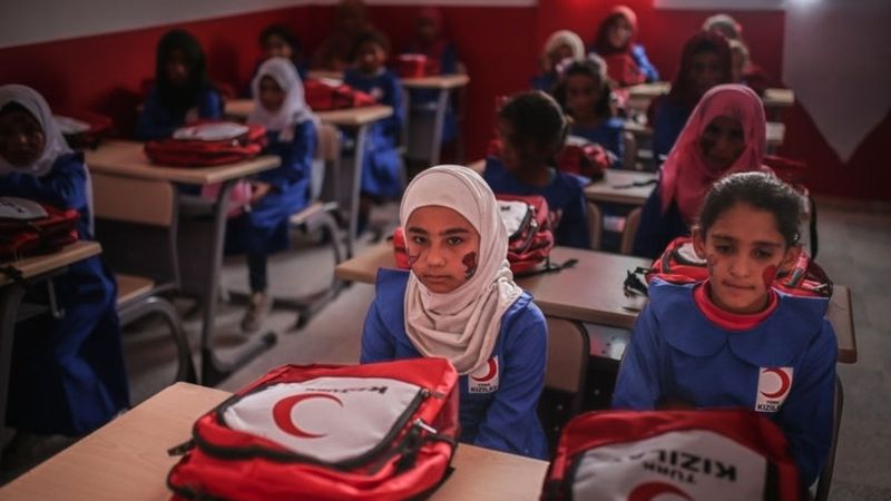 İdlib'de Suriyeli ailelere 901 briket ev daha teslim edildi