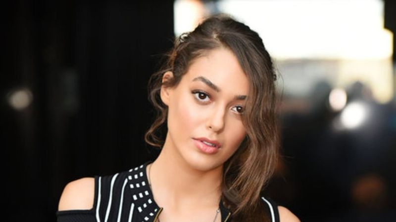 Dilan Çiçek Deniz sere serpe uzandı, mayolu pozlarını peş peşe yayınladı! 'Elini korkak alıştırma'