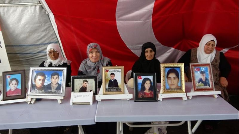 Evlat nöbetindeki aileler bin 29 gündür çocuklarını bekliyor