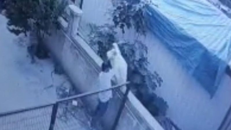 Bursa'da iş yerine giren hırsız, çaldıklarını çuvala koydu