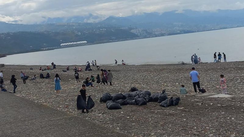 Trabzon'da Afgan mülteciler sahilde çöp topladı