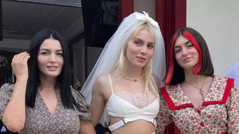 Aleyna Tilki’nin annesi Havva Öztel mini şortunu giydi, göbeğini açtı... 'Mankenler halt etmiş'