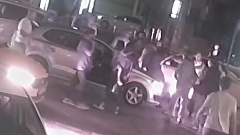 Küçükçekmece'de yol kavgasını ayırmaya çalışan baba ve oğlu bıçaklandı