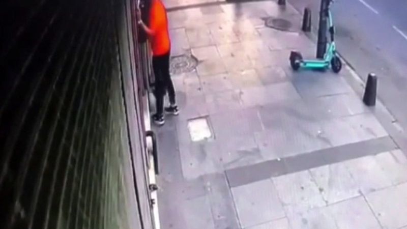 Şişli'de binaların diyafonlarını çalan hırsız kamerada