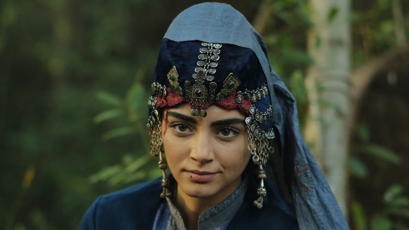 Kuruluş Osman'ın Bala'sı gömleğinin düğmelerini tek tek açınca...