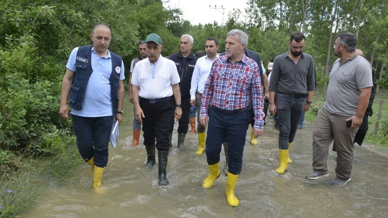 Vahit Kirişci, Kastamonu'da sel sonrası tarım arazilerini inceledi