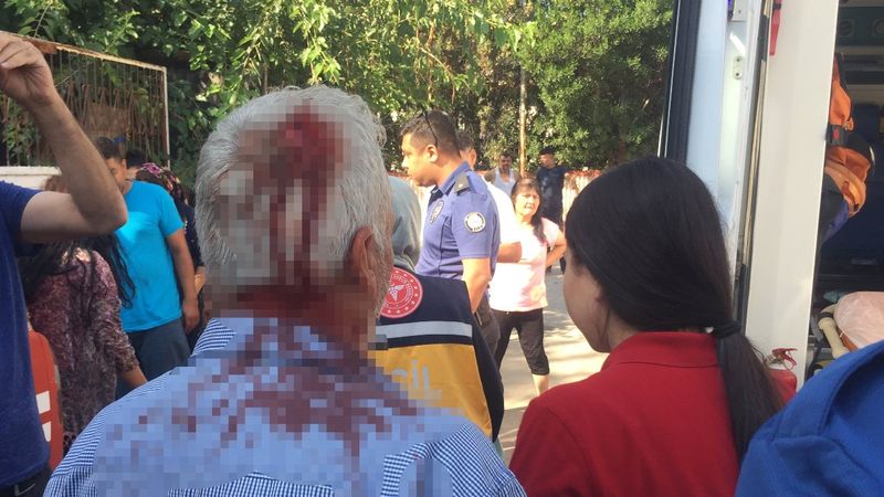 Adana'da uyuşturucu bağımlısı, akrabalarını darbetti