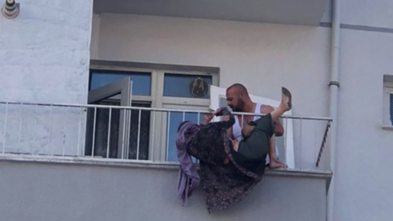 Niğde'de çıkan yangında apartmandan atlayan kadını havada yakaladı