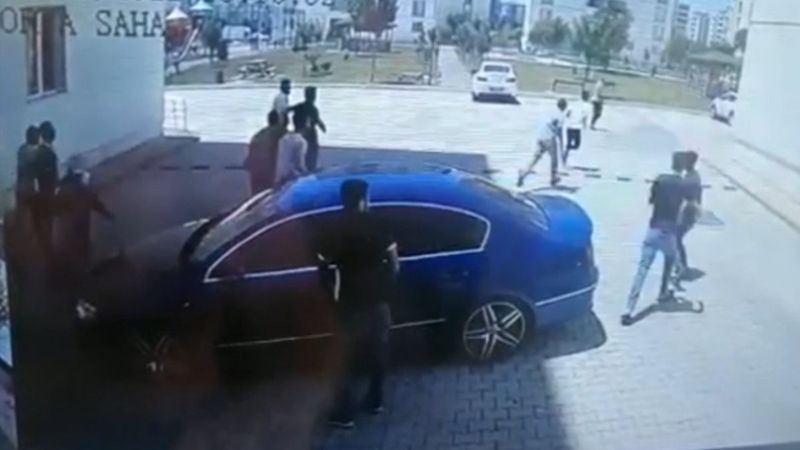 Diyarbakır'da, akraba aileler arasında silahlı satırlı kavga