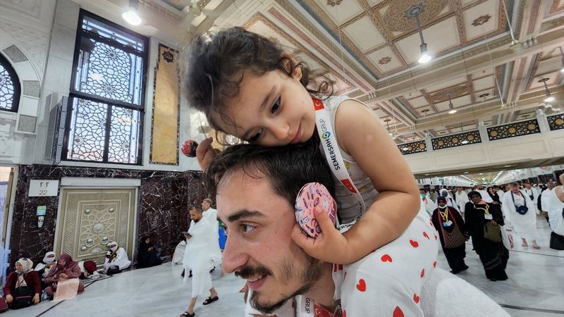 Minik hacı adayları Kabe'de