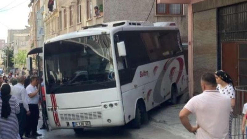Küçükçekmece'de minibüsün freni boşaldı, çocuk kıl payı kurtuldu