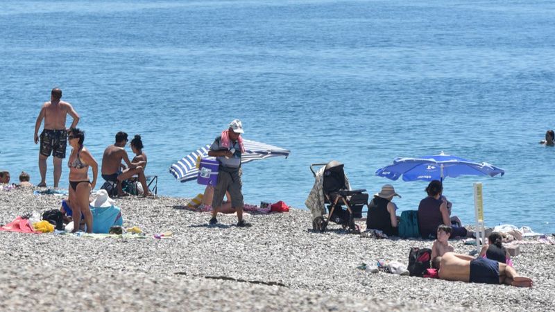 Antalya'da seyyar satıcılar, saklambaç taktiği ile satış yapıyor