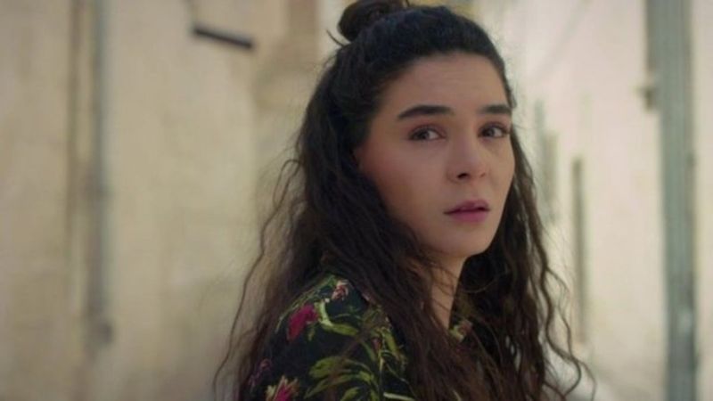 Hercai'nin Reyyan'ı mini şortuyla Amsterdam'a çıkarma yaptı! Görenin ağzı açık kaldı