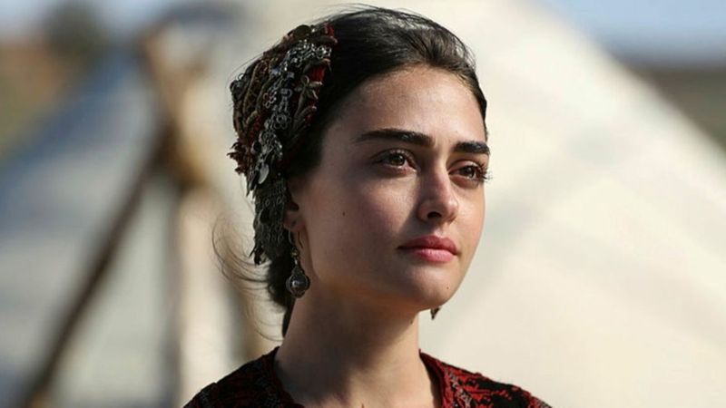 Diriliş Ertuğrul'un Halime'si göğüs dekolteli pozlar verdi! 'Açıldıkça açıldı ya'
