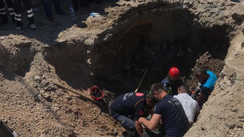 Manisa'da göçükteki iş arkadaşlarını elle kazarak kurtardılar