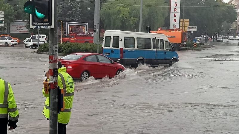 Ankara'da şiddetli yağış: Yollar göle döndü