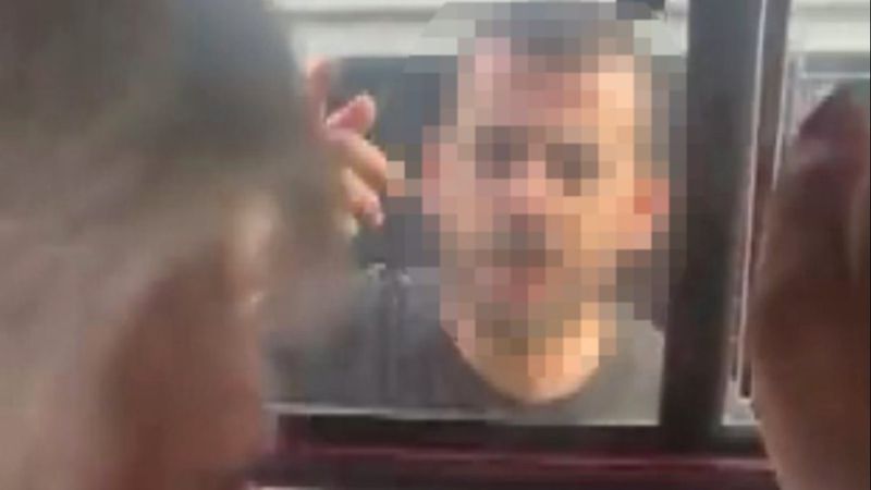 Ümraniye’de yol verme tartışması: İETT otobüsünü yumrukladı