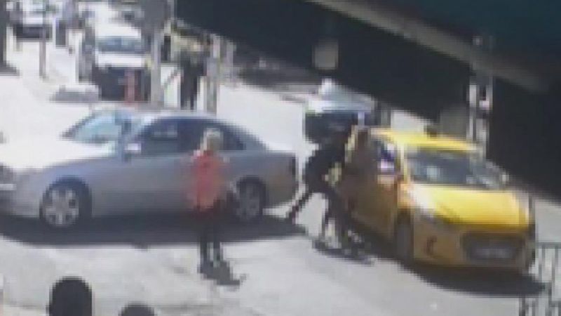 Kadıköy'de eski sevgilisi kaçırmaya çalıştı, esnaf engel oldu