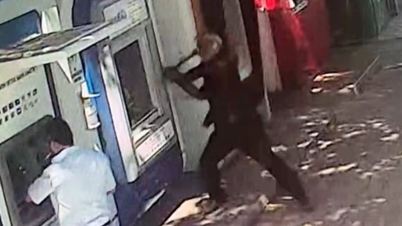 Yalova'da ATM’leri çekiçle kırdı