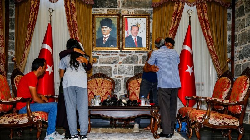 PKK'dan kaçıp teslim olan iki kişi ailesiyle buluşturuldu