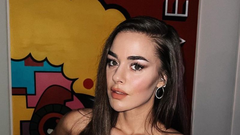 Bensu Soral göğsünden büyük bikini giydi! 'Çiçekler fazla büyük değil mi'