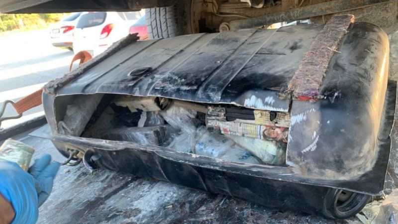 Hatay'da otomobilin yakıt deposundan 11 ruhsatsız tabanca çıktı