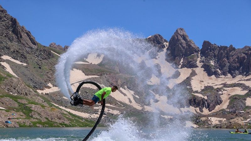 Hakkari'de terörden arındırılan Sat Buzul Gölleri'nde renkli festival